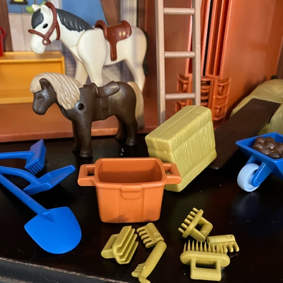 Playmobil Take-Along Barn with Handle, Full of Accessories - Picture 15 of 16